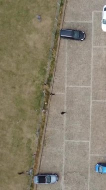 Luton, İngiltere, İngiltere - 8 Ağustos 2022: Park yakınındaki otopark manzarası 