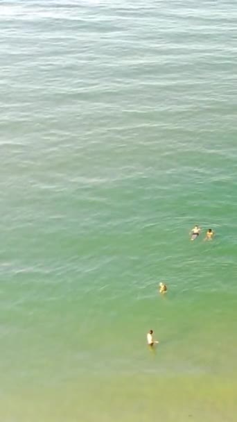 Повітряні Кадри Людей Відпочивають Плавають Океанській Воді Пляжі Борнмута Велика — стокове відео