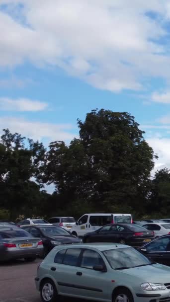 Luftaufnahme Des Stadtzentrums Und Des Riesigen Parkplatzes Der Britischen Stadt — Stockvideo