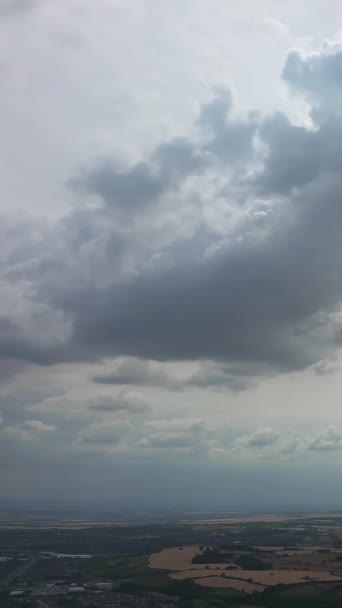 Hermosas Nubes Sobre Ciudad Británica Durante Día — Vídeos de Stock