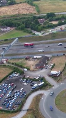 İngiltere 'de İngiliz Karayolları ve Trafik Yüksek Açı Hava Görüntüsü