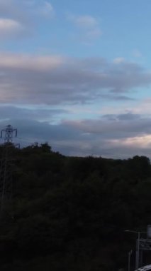 İngiliz Şehri üzerinde gündüz vakti muhteşem bulutlar 