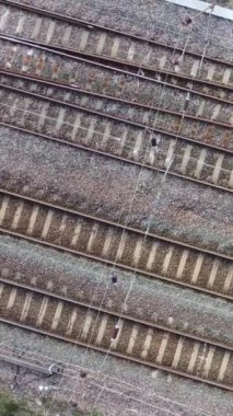 İngiltere 'den geçen raylardaki İngiliz Demiryolları. Drone Kamera Görünümü 