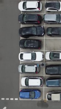 İngiliz Luton kasabasının şehir merkezinin yüksek açılı hava manzarası ve büyük araba parkı, İngiltere