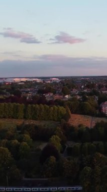 İngiliz Şehri üzerinde gündüz vakti muhteşem bulutlar 