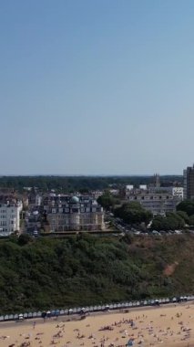 Bournemouth Sahili 'ndeki Okyanus Suyu' nda İngiltere 'deki insanların hava görüntüleri dinleniyor ve yüzüyorlar.