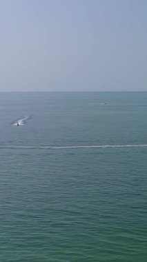 Bournemouth Sahili 'ndeki Okyanus Suyu' nda İngiltere 'deki insanların hava görüntüleri dinleniyor ve yüzüyorlar.
