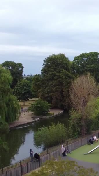 英格兰 Luton Town 2022年7月15日 战争公园的高角度镜头 英格兰卢顿镇阳光灿烂的一天 — 图库视频影像