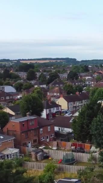 Schitterende Wolken Boven British City Overdag — Stockvideo