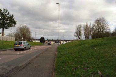 Bulutlu bir günde şehir manzarası ve yol  