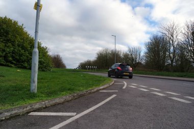 Bulutlu bir günde şehir manzarası ve yol  