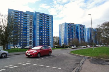 Bulutlu bir günde şehir manzarası ve yol  