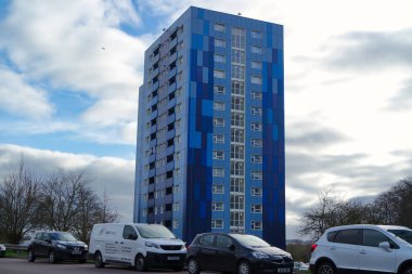 Bulutlu bir günde şehir manzarası ve yol  