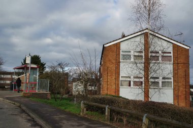 Bulutlu bir günde şehir manzarası ve yol  