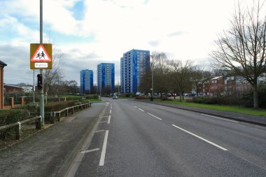 Bulutlu bir günde şehir manzarası ve yol  