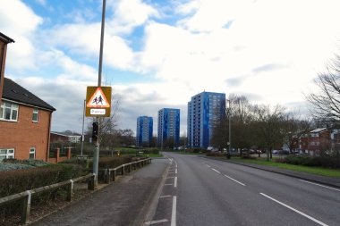 Bulutlu bir günde şehir manzarası ve yol  