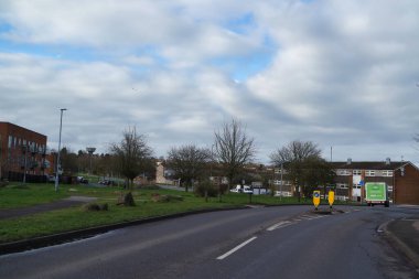 Bulutlu bir günde şehir manzarası ve yol  