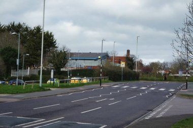 Bulutlu bir günde şehir manzarası ve yol  