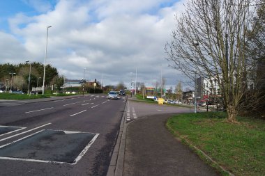 Bulutlu bir günde şehir manzarası ve yol  