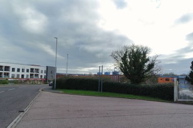 Bulutlu bir günde şehir manzarası ve yol  