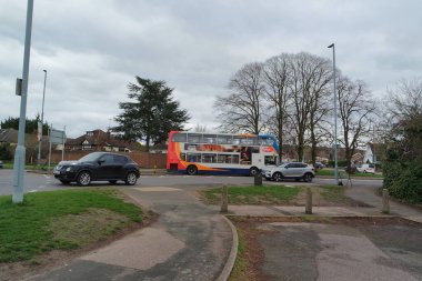 Bulutlu bir günde şehir manzarası ve yol  