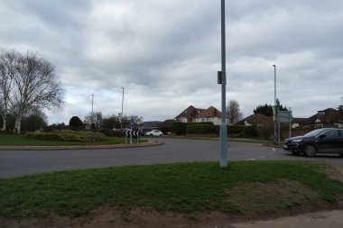 Bulutlu bir günde şehir manzarası ve yol  