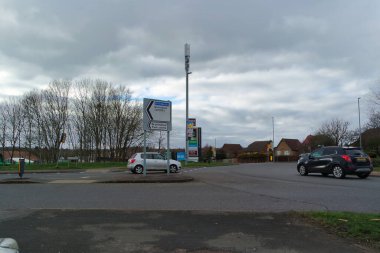 Bulutlu bir günde şehir manzarası ve yol  