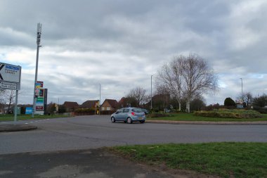 Bulutlu bir günde şehir manzarası ve yol  