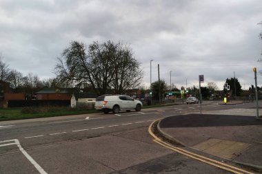 Bulutlu bir günde şehir manzarası ve yol  