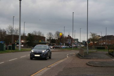 Bulutlu bir günde şehir manzarası ve yol  
