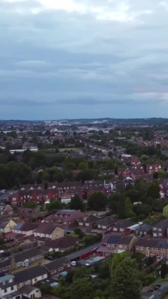Herrliche Wolken Über Der Britischen Stadt Zur Tageszeit — Stockvideo