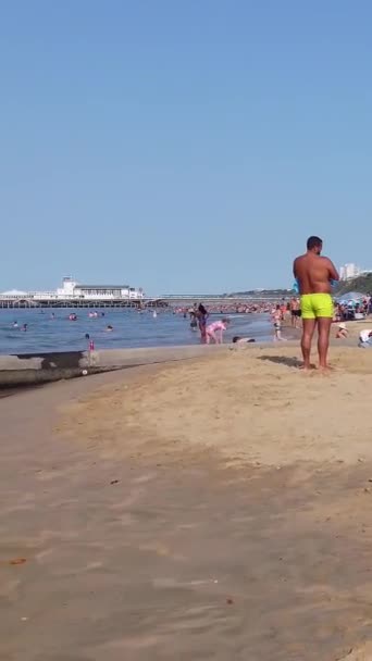 Aerial Footage People Relaxing Swimming Ocean Water Beach Bournemouth England — Vídeo de Stock