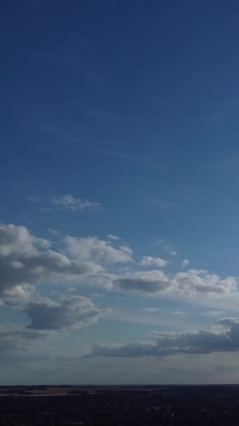 昼間の英国の都市の上の豪華な雲 — ストック動画