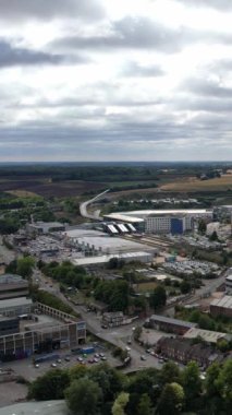 Bulutlu gün şehrin havadan görünümü 