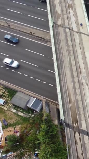 Υψηλής Γωνίας Εναέρια Άποψη Των Βρετανικών Δρόμων Και Της Κυκλοφορίας — Αρχείο Βίντεο