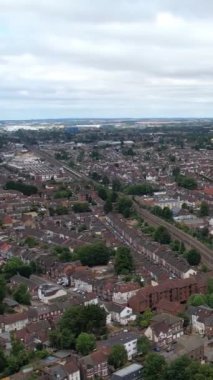 Bulutlu gün şehrin havadan görünümü 