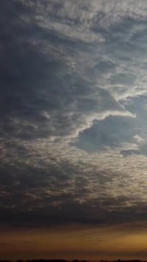 İngiltere 'nin Luton şehrinde dramatik bulutların yüksek açılı görüntüsü