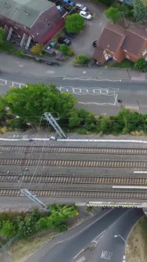 İngiltere 'den geçen raylardaki İngiliz Demiryolları. Drone Kamera Görünümü 