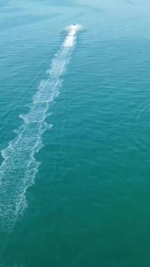 Bournemouth Sahili 'ndeki Okyanus Suyu' nda İngiltere 'deki insanların hava görüntüleri dinleniyor ve yüzüyorlar.