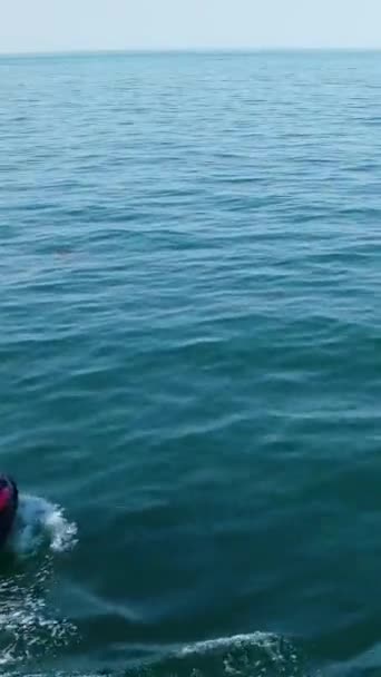 Aerial Footage People Relaxing Swimming Ocean Water Beach Bournemouth England — Stock videók