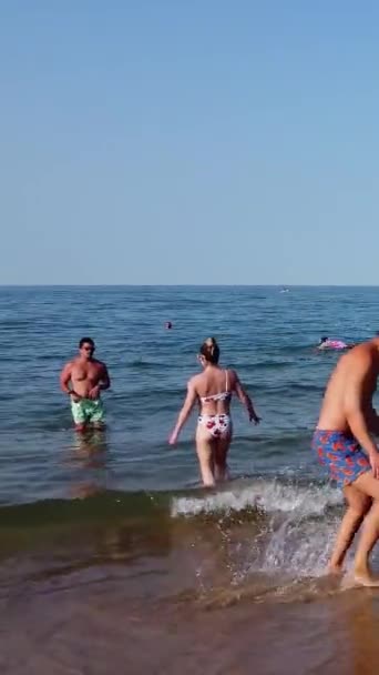 Luchtfoto Beelden Van Mensen Ontspannen Zwemmen Het Ocean Water Aan — Stockvideo