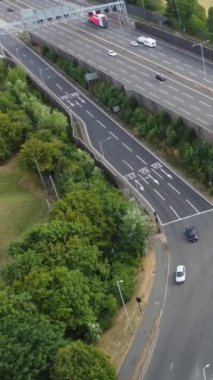 İngiltere 'de İngiliz Karayolları ve Trafik Yüksek Açı Hava Görüntüsü