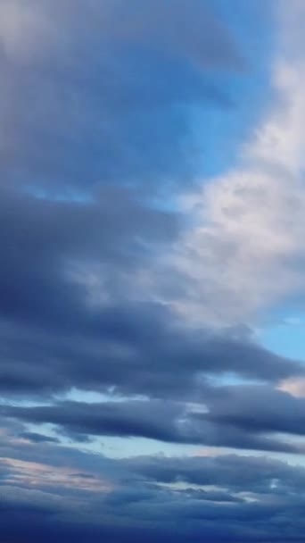 Schitterende Wolken Boven British City Overdag — Stockvideo