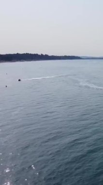 Bournemouth Sahili 'ndeki Okyanus Suyu' nda İngiltere 'deki insanların hava görüntüleri dinleniyor ve yüzüyorlar.