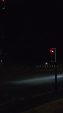 Luton, İngiltere, İngiltere - 8 Ağustos 2022: İngiliz Yolu ve Geceleri Trafik