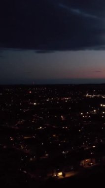 Geceleri şehrin havadan görünüşü