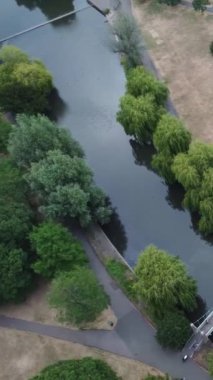 Streatley Village, İngiltere, Birleşik Krallık - 2 Mayıs 2023: İngiliz kırsalının panoramik manzarası