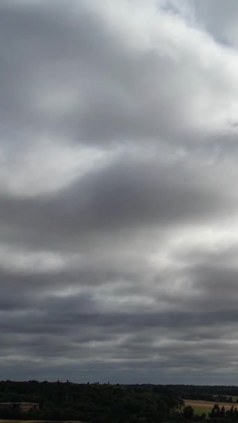 Nuvens Lindas Sobre Cidade Britânica Durante Dia — Vídeo de Stock