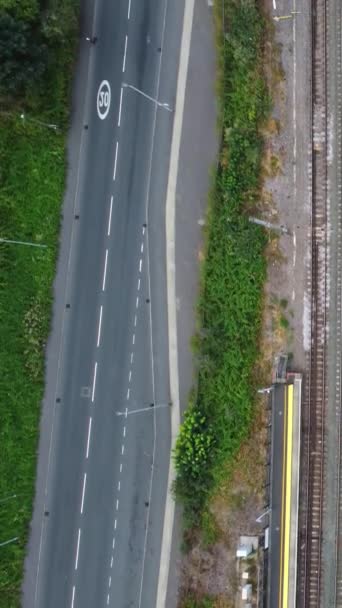 イギリスの道路と交通の高角度空中ビュー — ストック動画