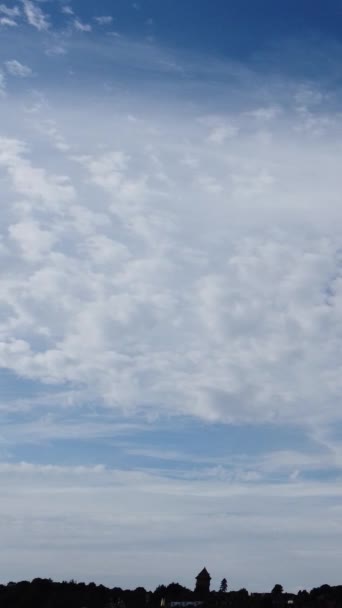 Herrliche Wolken Über Der Britischen Stadt Zur Tageszeit — Stockvideo